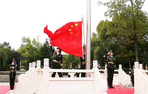 明星片场的逗比行为：刘诗诗被踩，蒋欣学网红，你觉得以上哪个明星最搞笑？游戏画面